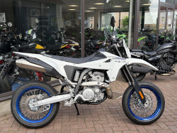 Suzuki DR-Z4SM | DEMO