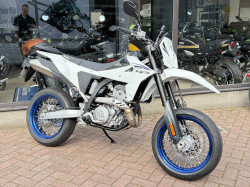 Suzuki DR-Z4SM | DEMO
